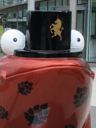 Golding the frog's face and hat