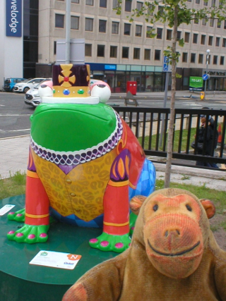 Mr Monkey looking at Prince Regent frog