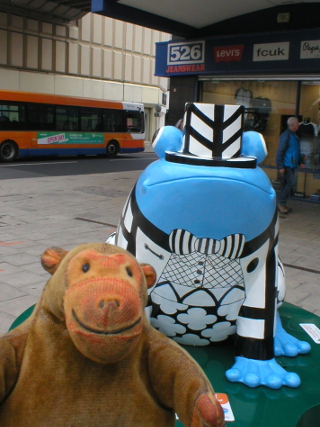 Mr Monkey looking at Ferdinand frog