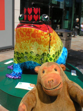 Mr Monkey looking at Sir Lovealot frog