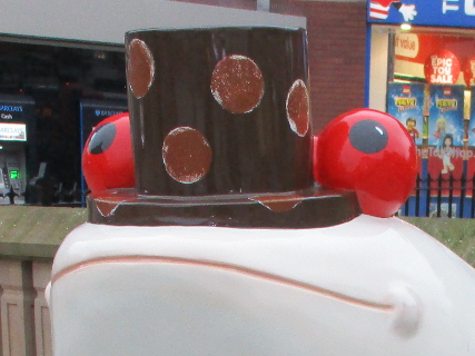 Pudding's top hat, covered in mini-puddings