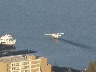 A floatplane preparing to take off from Lake Union