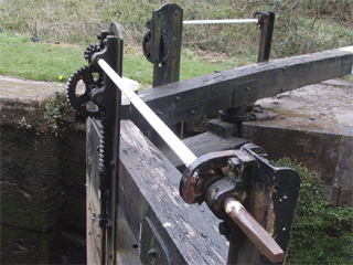 The mechanism of the lower lock gate