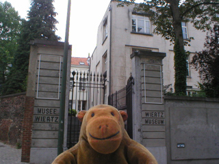 Mr Monkey outside the Musée Wiertz