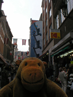 Mr Monkey looking at the Tintin mural on the Rue de l'Etuve