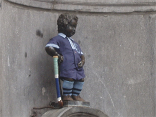 The Mannekin Pis dressed as a hockey player