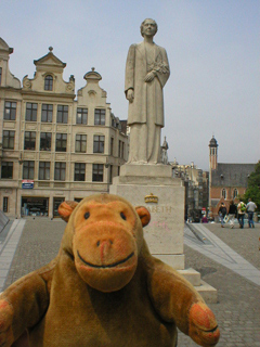 Mr Monkey in front of the statue of Queen Elisabeth