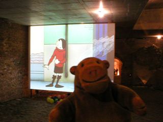 Mr Monkey watching a Quick and Flupke animation in the Coudenburg