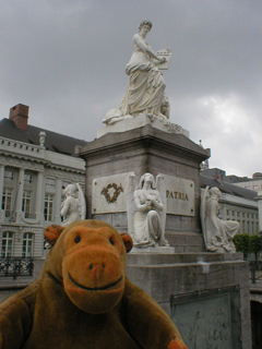 Mr Monkey looking at the statue of Liberty atop the monument