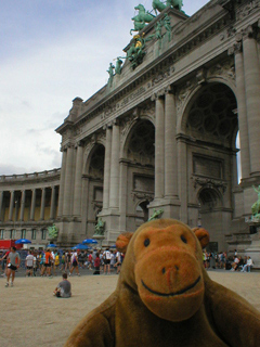 Mr Monkey watching people run under the Arc d'Triomphe