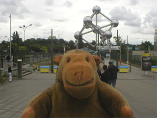 Mr Monkey walking towards the Atomium