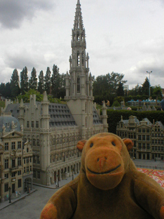 Mr Monkey looking at the Grand Place of Brussels