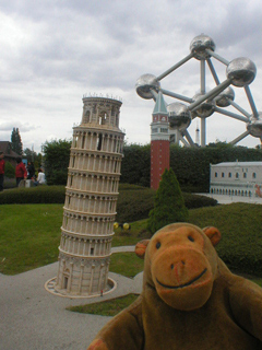 Mr Monkey looking at the leaning tower of Pisa