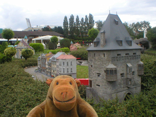 Mr Monkey looking at the gateway from Soest
