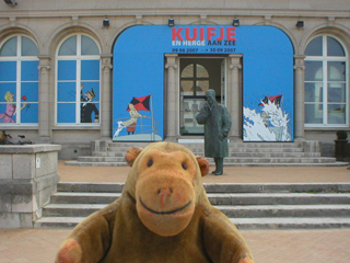 Mr Monkey outside the Venetian Galleries