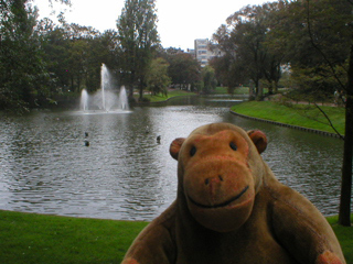 Mr Monkey looking at Allegorische koppen in the Leopoldpark
