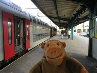 Mr Monkey looking at a train at Ostende