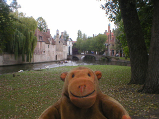 Mr Monkey walking towards the Begijnhof