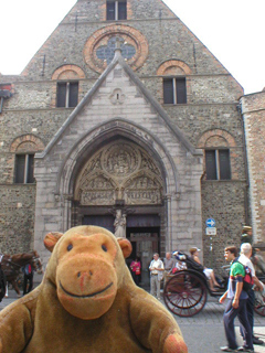 Mr Monkey looking at the front of Sint Janshospitaal