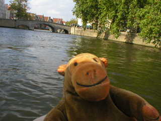 Mr Monkey looking at the Carmersstraat bridge