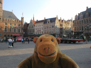 Mr Monkey looking at the west side of the Markt