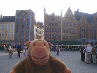 Mr Monkey looking at the west side of the Markt