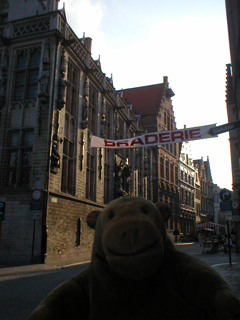 Mr Monkey looking at the Poortersloge