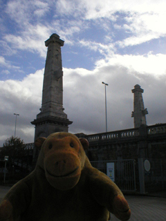 Mr Monkey looking at the Graaf de Smet de Naeyerlaan bridge