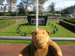 Mr Monkey looking at the Vindictive monument