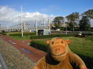 Mr Monkey looking at the Vindictive monument from the side