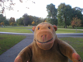 Mr Monkey approaching the Diana Memorial Fountain