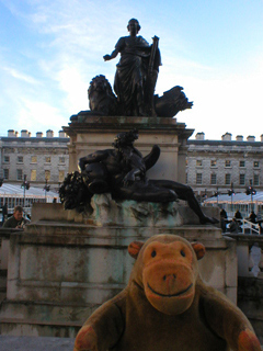 Mr Monkey looking at the statue of George III at Somerset House
