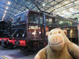 Mr Monkey looking at Class 76 EM-1 Bo-Bo