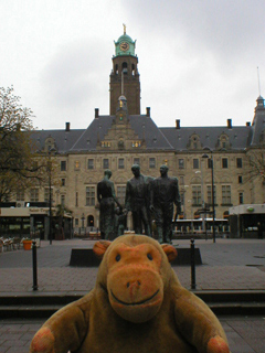 Mr Monkey looking at the stadhuis