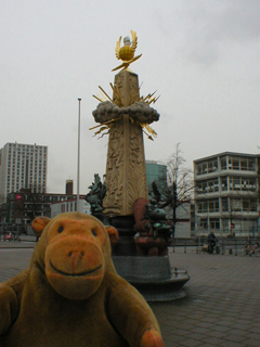 Mr Monkey looking at the Marten Toonder monument