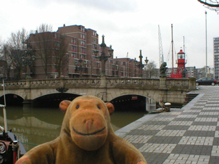 Mr Monkey looking at the Regentessebrug