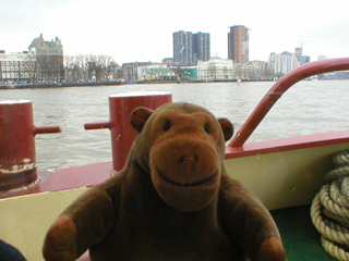 Mr Monkey looking at Rotterdam's Scheepvaartkwartier