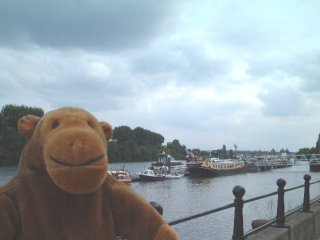 Mr Monkey on the Thames footpath