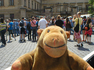 Mr Monkey looking at crowds in Hradčanské námeští