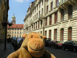 Mr Monkey looking down the side of the Nová radnice at the Klementinum