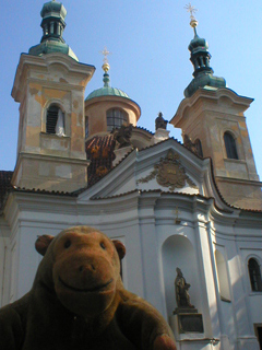 Mr Monkey looking at the Church of St. Lawrence