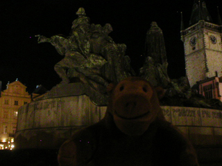 Mr Monkey looking at the Jan Hus monument