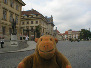 Mr Monkey looking around Hradčanské námeští