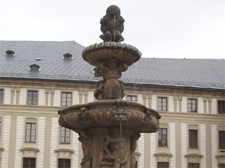The fountain in the Second Courtyard