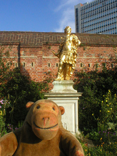 Mr Monkey looking at the statue of William III