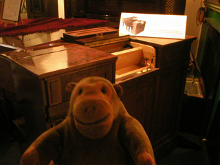 Mr Monkey looking at a Welte Vorsetzer