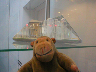 Mr Monkey looking at LeereFulle by Monika Gimborn-Jochum