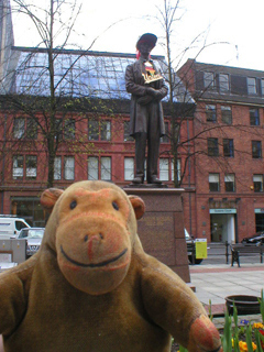 Mr Monkey looking at the statue of Abraham Lincoln decorated by Leon Reid IV