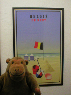Mr Monkey looking at the 1947 poster Belgie: De Kust