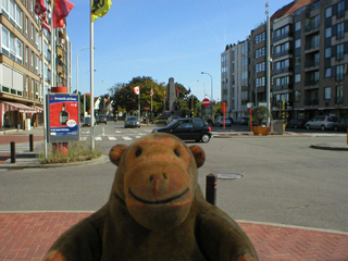 Mr Monkey looking at the Knokke war memorial